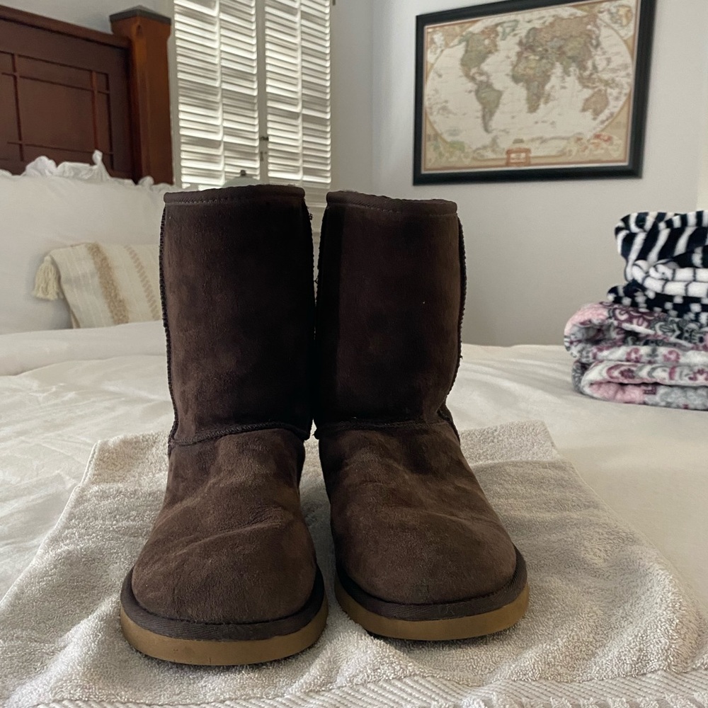 BROWN UGGS
